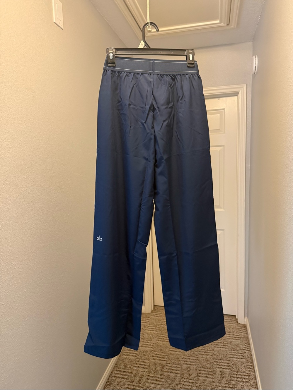 ALO Yoga Women’s Navy Wide-Leg Joggers - Picture 2 of 3